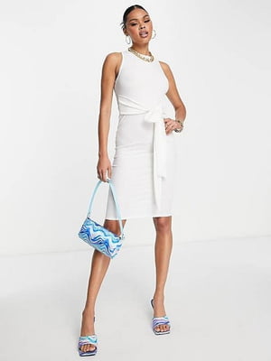 Облегающее белое платье с отлетным поясом-завязкой | 6699611