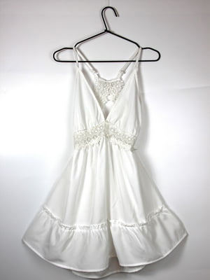 Сукня А-силуету біла з мереживними вставками та широкою оборкою по поділу | 6699741