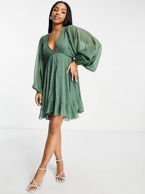 Свободное зеленое платье с широкими рукавами и вырезом на спинке | 6699747