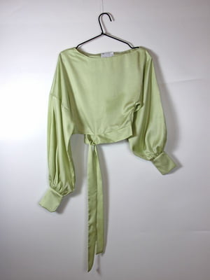 Атласна укорочена блуза зі стрічками на талії зеленого кольору | 6699822