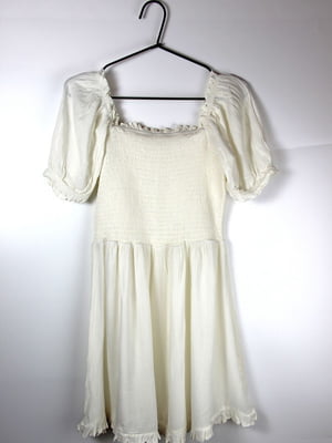 Платье А-силуэта молочного цвета, украшенное оборками | 6699840