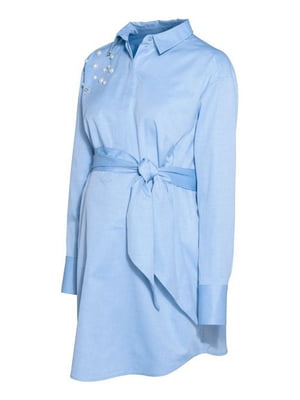 Блакитна сукня-сорочка з поясом та декором з перлин | 6700344