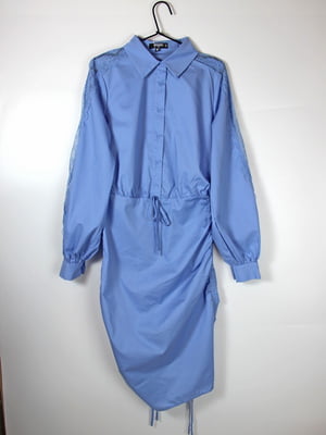 Блакитна сукня-сорочка з кулісами та мереживним оздобленням | 6700504