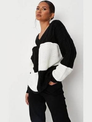 Чорно-білий в'язаний светр з V-подібним вирізом | 6700510