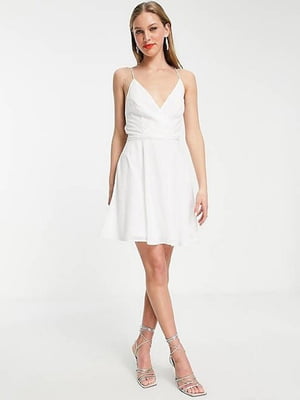 Біла сукня зі шнурівкою на спинці та ліфом “на запах” | 6700526