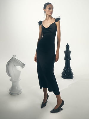 Чорна сатинова сукня-комбінація з пір'ям | 6706664