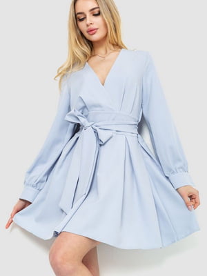 Платье на поясе с V-образным вырезом светло-голубое | 6707648