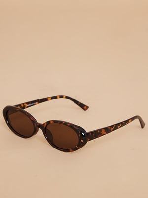 Сонцезахисні окуляри коричневого кольору в анімалістичній оправі | 6707427