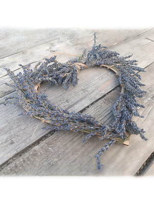Декоративний вінок із квітів лаванди у вигляді серця | 6708536