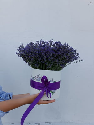 Букет із квітів лаванди в декоративних коробках для привітань та подарунків | 6708537