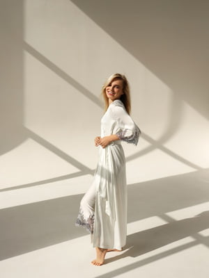 Комплект шовковий: халат та сорочка білого кольору з контрастним мереживом | 6658612