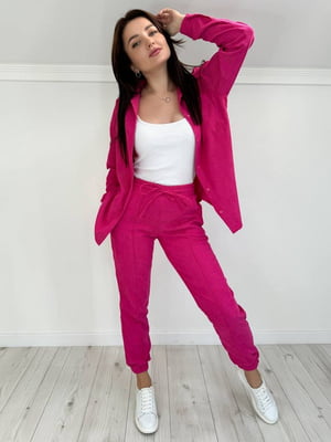Стильний рожевий костюм з звуженими штанами на резинці та прямою сорочкою | 6710458
