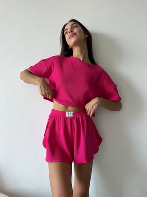 Рожевий костюм в рубчик: кроп-футболка та шорти з розрізами | 6710481