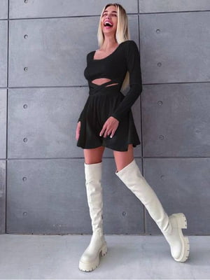 Чорна міні-сукня А-силуету з розкльошеною спідницею та ефектним декольте | 6710490