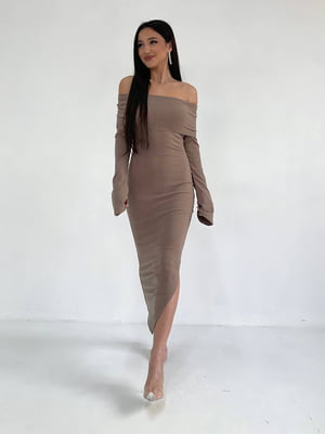 Облягаюча сукня-футляр кавового кольору з відкритими плечами та розрізом | 6710494