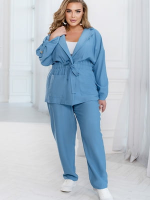 Блакитний монохромний костюм: блуза-жакет на зав’язках та штани | 6712260