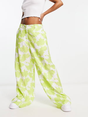 Легкие брюки зеленые с принтом | 6712579