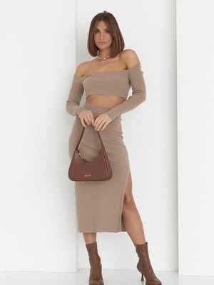 Трикотажный коричневый костюм в рубчик: юбка-карандаш с разрезом и кроп-топ | 6721625