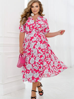 Яскрава сукня малинового кольору в квітковий принт з ніжним драпуванням на плечах | 6721827