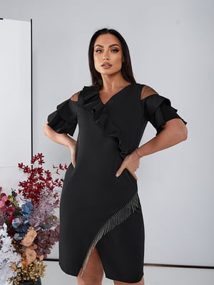 Сукня чорна з вирізом  V-форми декорованим воланом із однієї сторони | 6722133