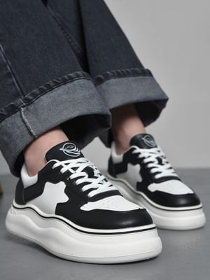 Кросівки чорно-білого кольору на шнурівці | 6725736