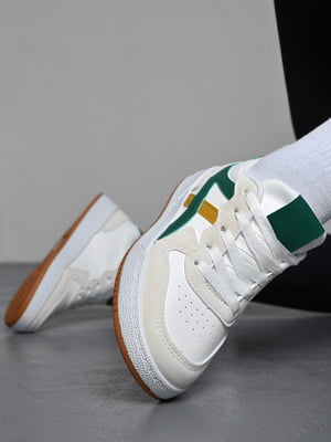 Кроссовки белые на шнуровке с разноцветными полосками | 6725740