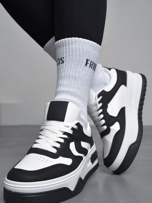 Кроссовки черно-белого цвета на шнуровке | 6725765