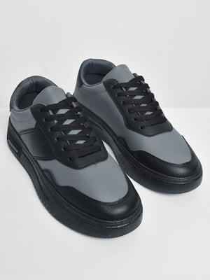 Кроссовки черно-серого цвета на шнуровке | 6725974
