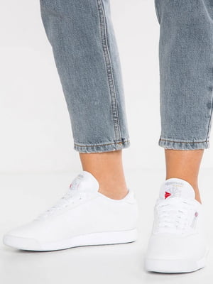 Кросівки білого кольору з перфорацією та логотипом бренду | 6729695