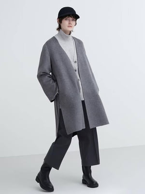 Пальто серого цвета на запах с объемными широкими рукавами. | 6729727