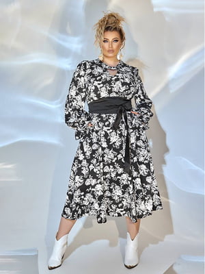 Сукня чорного кольору  в квітковий принт з рукавами вільного крою та поясом-кушаком | 6730643