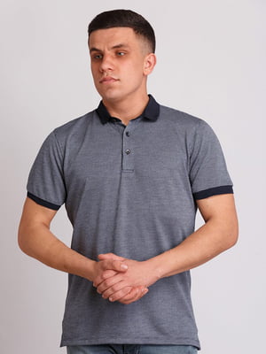 Сіра футболка-поло з візерунком в тон та чорним комірцем | 6726435