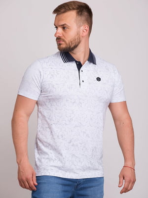 Белая футболка-поло в принт с логотипом бренда и контрастным воротничком | 6726444