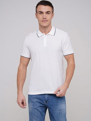 Фактурная белая футболка-поло с контрастными полосками | 6727154
