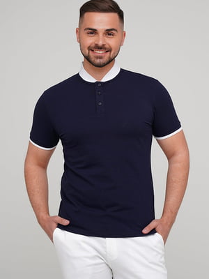 Бавовняна темно-синя футболка-поло з контрастним коміром та манжетами | 6727319