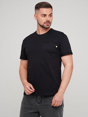Базовая черная футболка с накладным карманом | 6727348