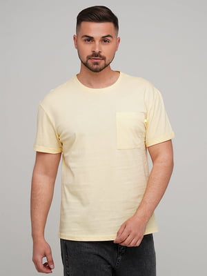 Базовая желтая футболка с накладным карманом | 6727350