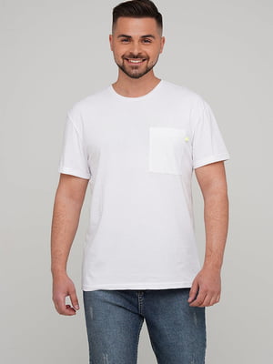 Базовая белая футболка с накладным карманом | 6727351