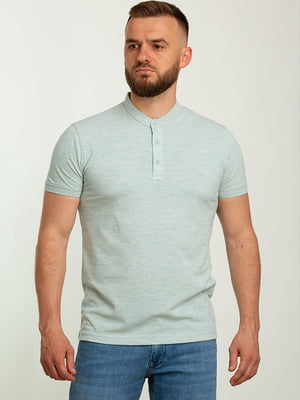 Базовая оликовая футболка-поло с воротником-стойкой | 6728240
