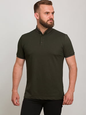 Базова футболка-поло кольору хакі з візерунком на комірі | 6728305