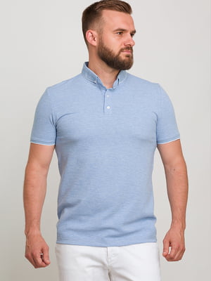Фактурная голубая футболка-поло с контрастными узкими полосками | 6728326