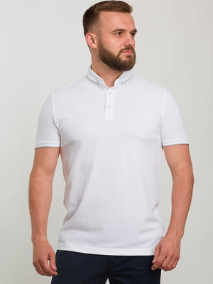 Фактурная белая футболка-поло с контрастными узкими полосками | 6728327