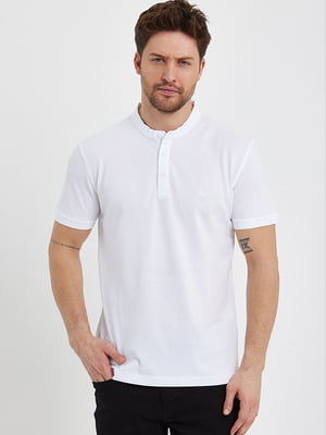 Базовая белая футболка-поло с воротником-стойкой | 6728786