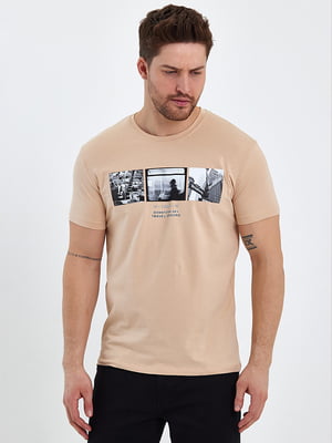Бавовняна бежева футболка з принтом | 6728811