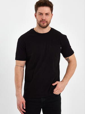 Базовая черная футболка с накладным карманом | 6728851