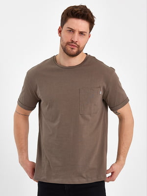 Базовая темно-бежевая футболка с накладным карманом | 6728853