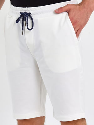 Белые трикотажные шорты с завязками | 6729258