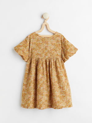 Платье горчичного цвета в цветочный принт со средней длины рукавом и сборкой на талии | 6735424