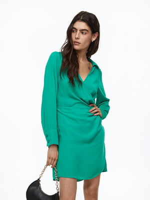 Зелена коротка сукня з V-подібним вирізом і пришитим запахом спереду | 6735581