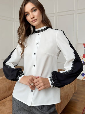Чорно-молочна сорочка з креповою фактурою та мереживним оздобленням | 6735913